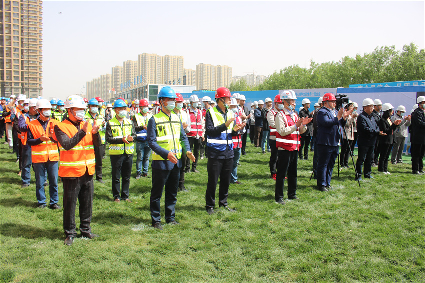 荣耀封顶 华芳共赏 献礼建党100周年 云泉中心超塔地标建筑金日封顶